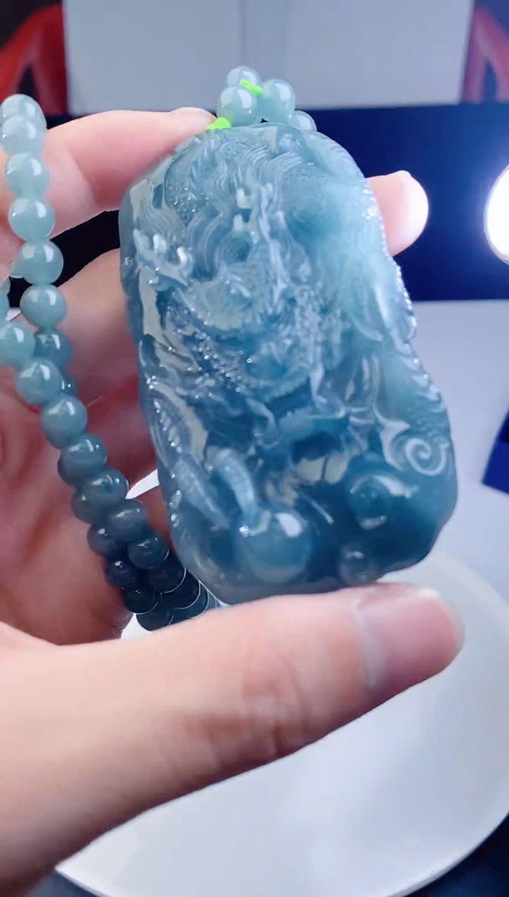 颈饰未镶嵌翡翠  