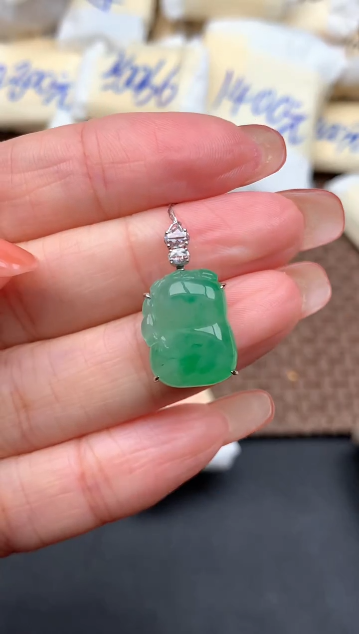 18K金镶嵌挂件翡翠1