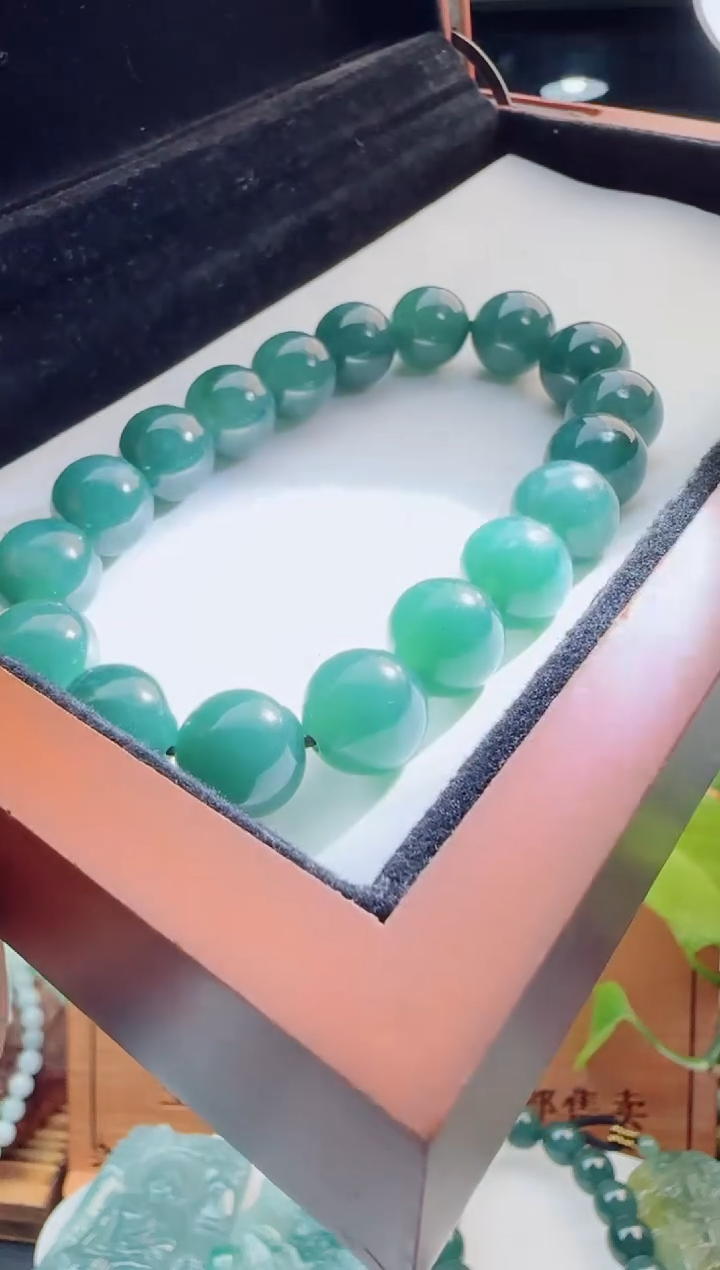 翡翠未镶嵌颈饰多样性发货其中一件