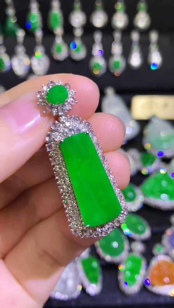 【闪购商品】翡翠颈饰18K金镶嵌高冰满绿正阳绿无事牌