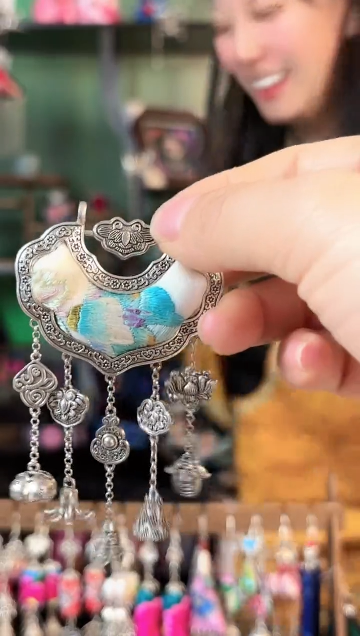 云织瑶非遗老绣饰品434