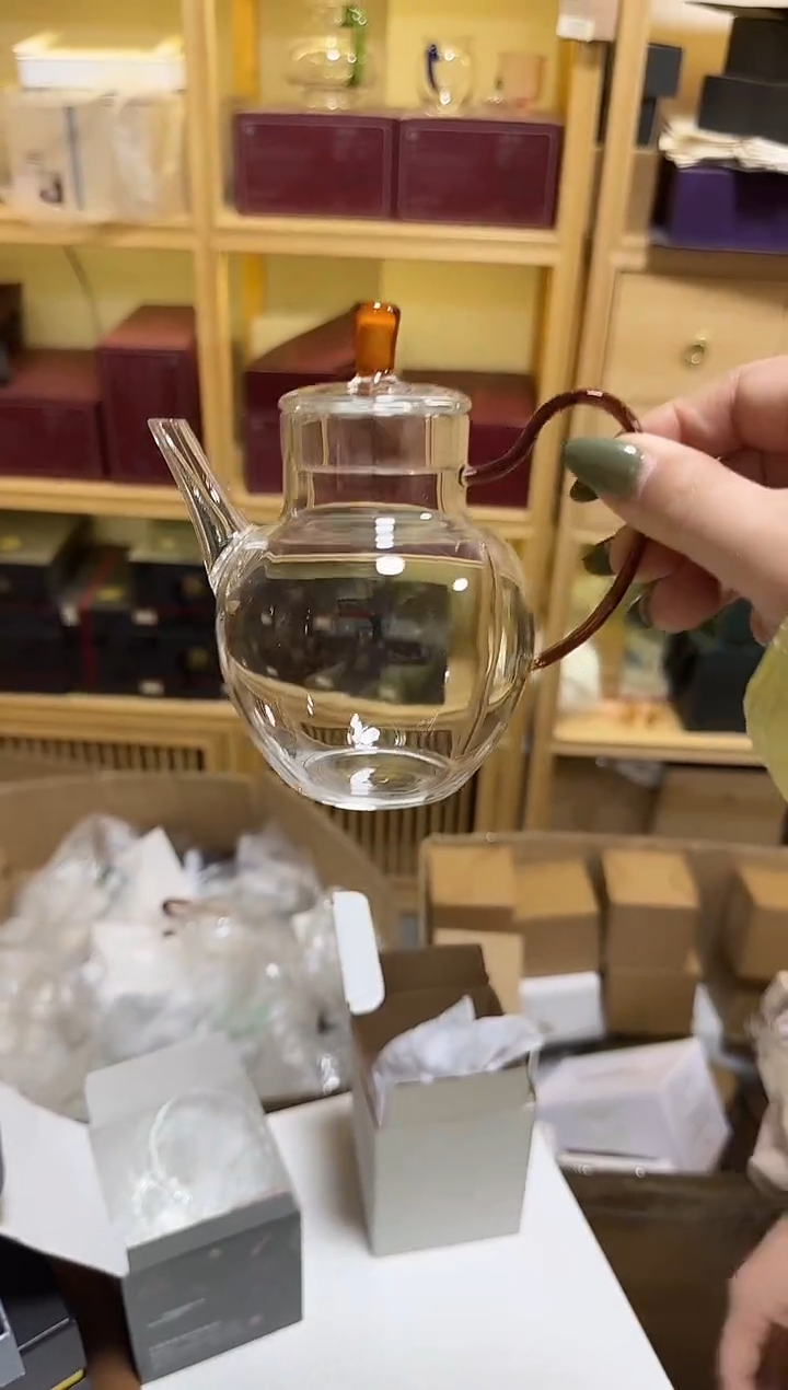 210琥珀一名小壶 