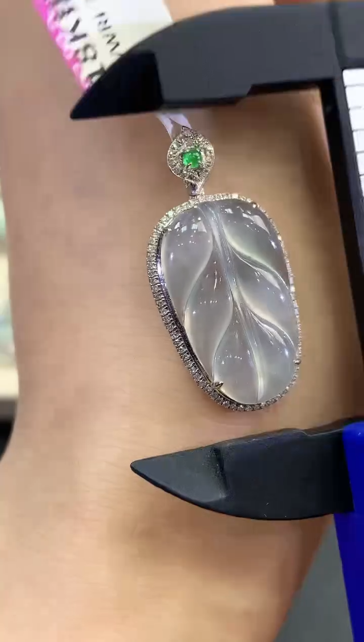 【闪购商品】翡翠吊坠(不含链)18K金镶嵌 C29