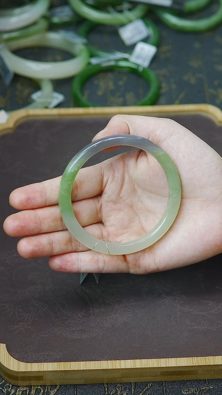 未镶嵌手镯和田玉59-60圈口特色三彩翠青手镯