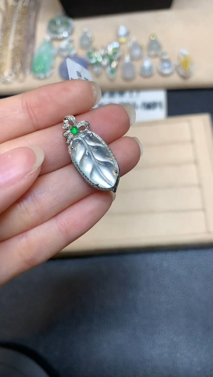 【闪购商品】翡翠颈饰18K金镶嵌树叶【无服务费