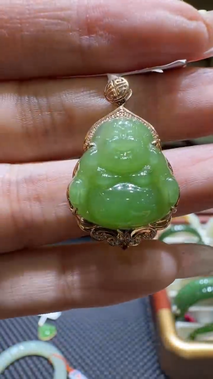 颈饰18K金镶嵌和田玉挂件