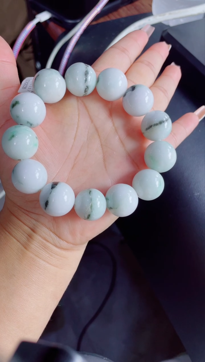 翡翠戒指未镶嵌珠串