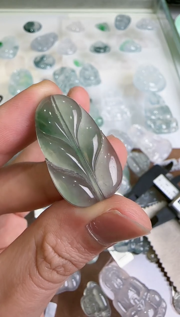 【闪购商品】翡翠未镶嵌吊坠(不含链)··