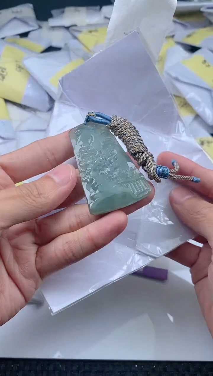 翡翠未镶嵌颈饰          