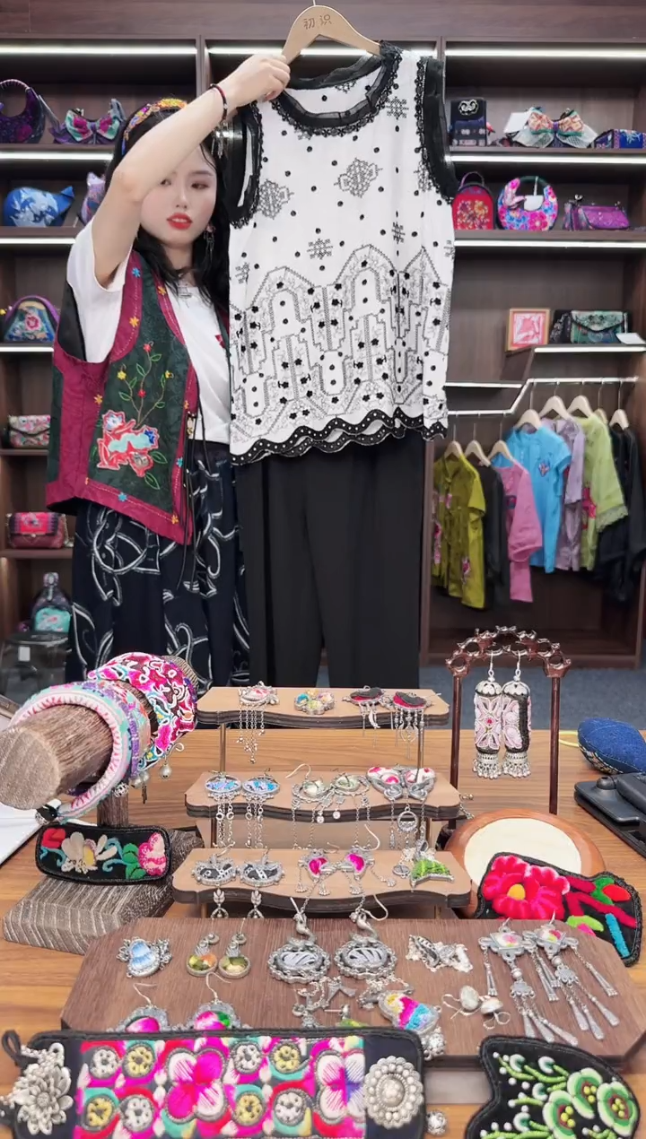 织绣A93蒙阿苏苗绣传承店