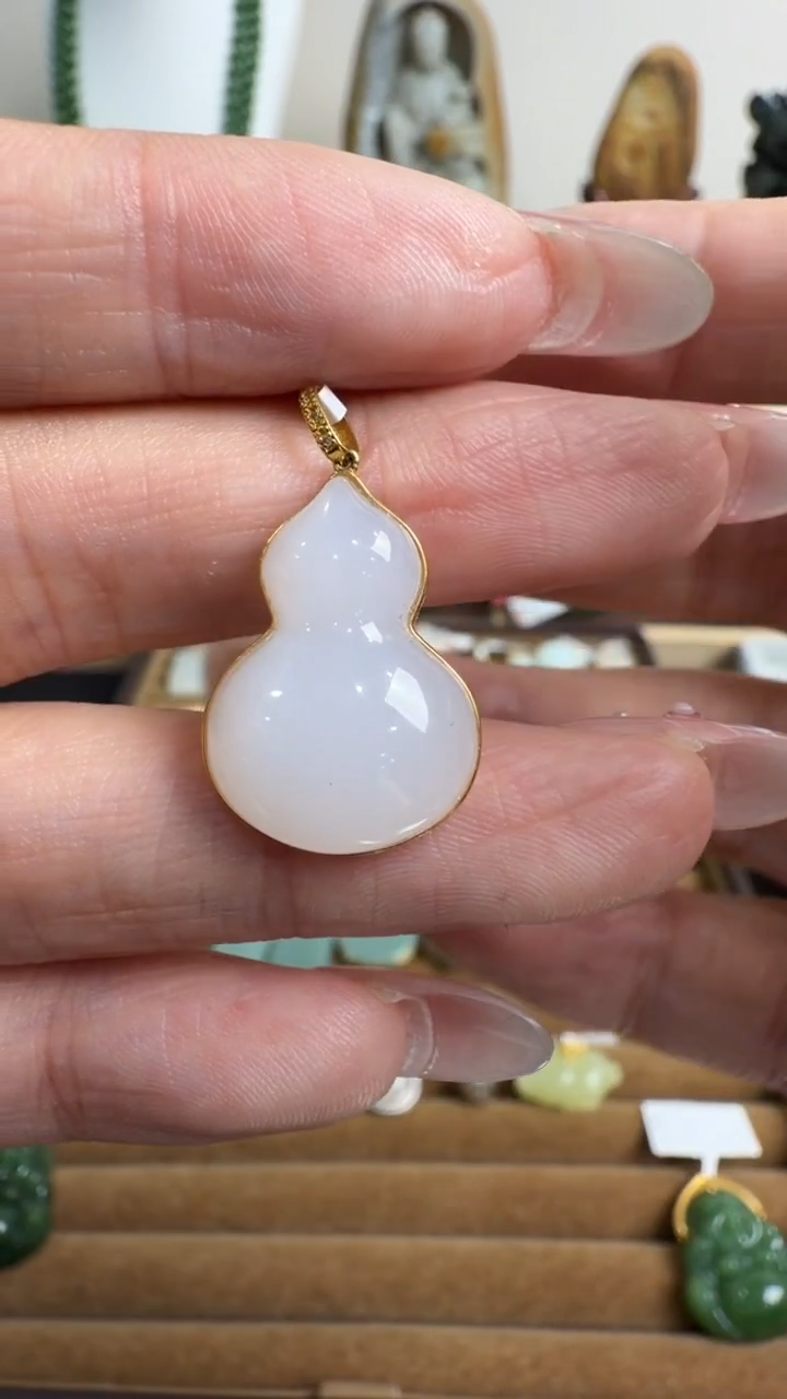 颈饰18K金镶嵌和田玉挂件