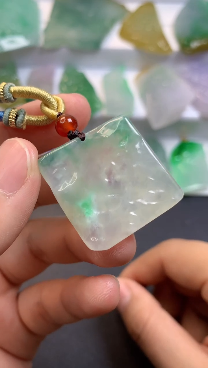 颈饰未镶嵌翡翠  