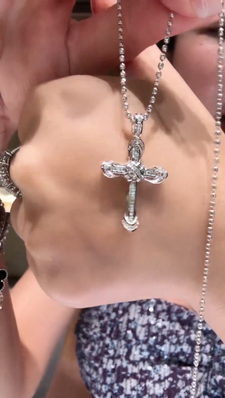 吊坠（不含链）18K金镶嵌钻石50分十字架