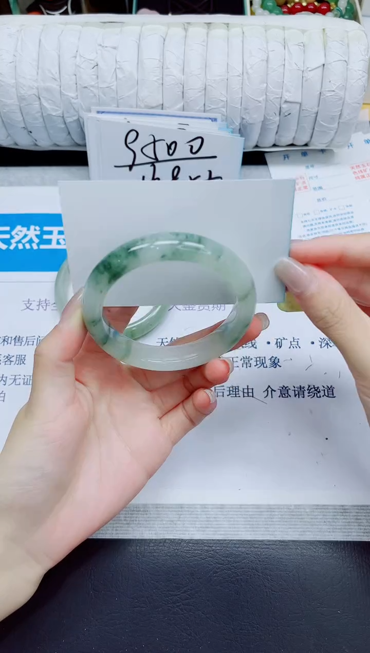 石英质玉手镯未镶嵌82/54