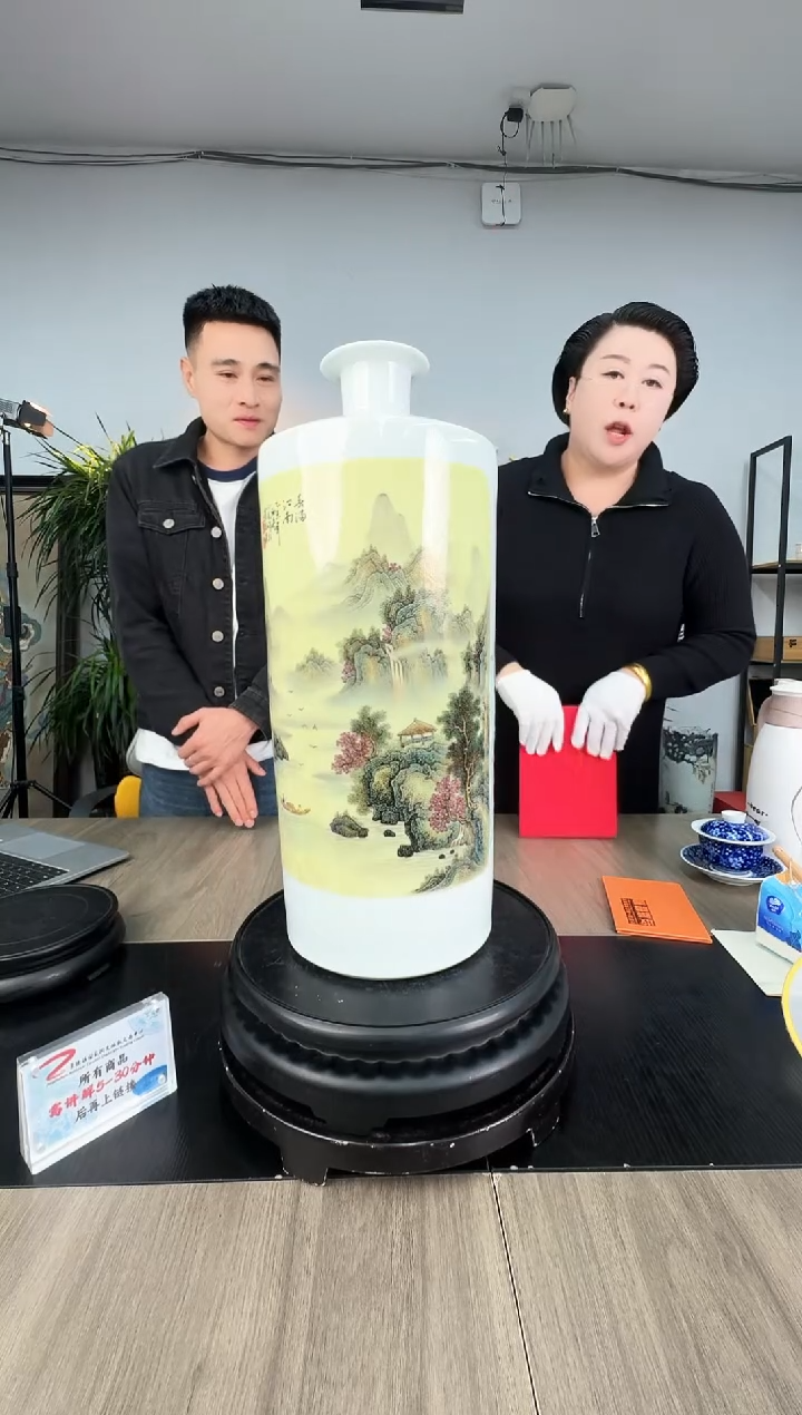 魏小毛老师《影青雕刻山川秀丽大赏瓶》带收藏证书