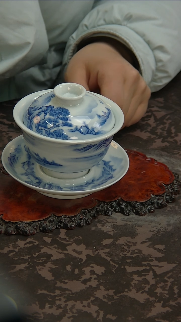 【闪购商品】青花手绘山水盖碗！