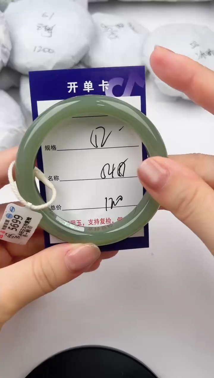 和田玉手镯未镶嵌52颜色微差无瑕疵