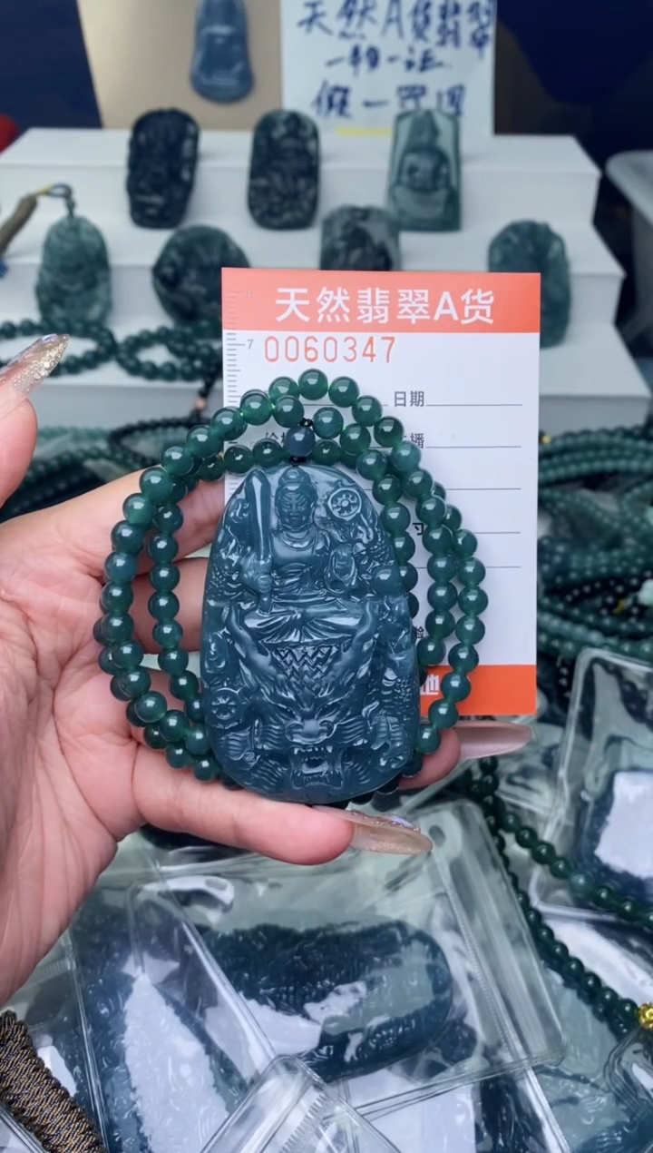 翡翠未镶嵌颈饰··············