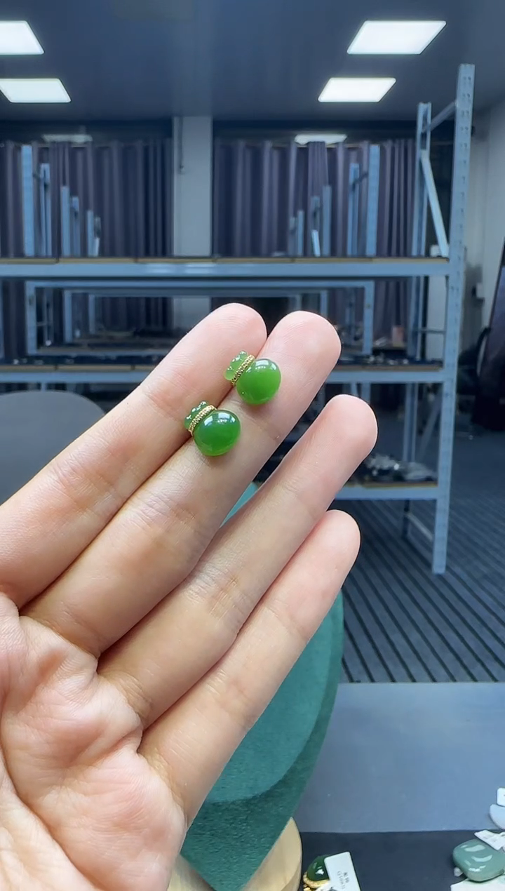 18K金镶嵌和田玉耳饰1