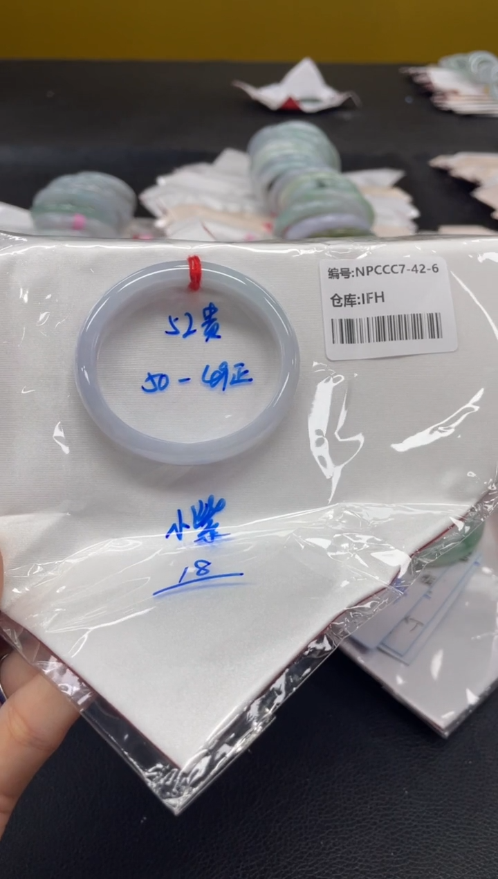 翡翠手镯未镶嵌翡翠手镯