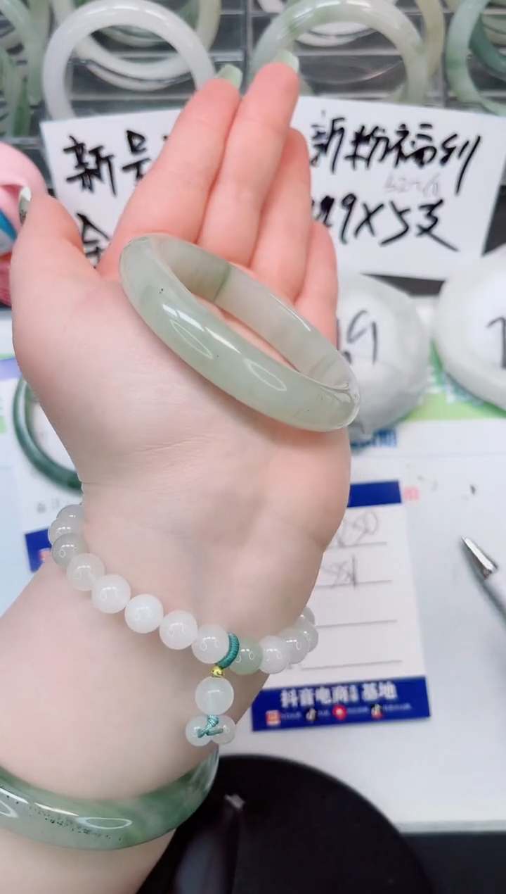【闪购商品】石英质玉手镯未镶嵌a250