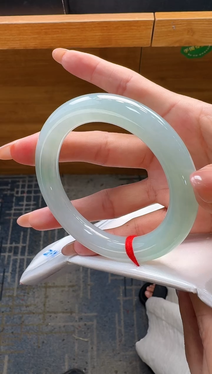 翡翠手镯未镶嵌翡翠手镯