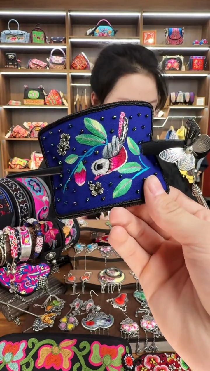 【闪购商品】织绣A42蒙阿苏苗绣传承