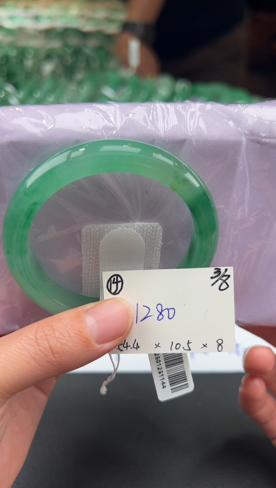 【闪购商品】石英质玉手镯未镶嵌非洲翠拍下联系小耳机看购买须知！