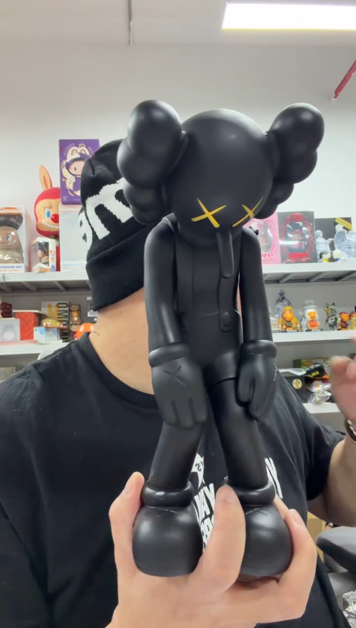 动态1kaws小谎言黑色无核一个