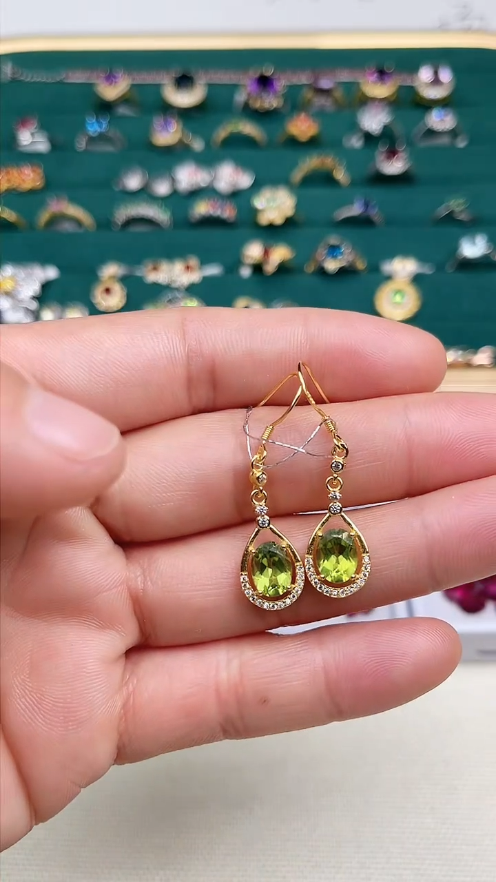 【闪购商品】橄榄石耳饰银S925镶嵌耳坠