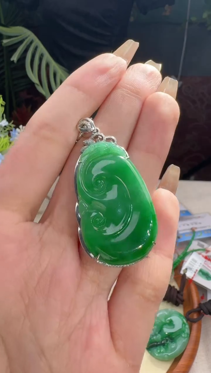 【闪购商品】翡翠颈饰18K金镶嵌吊坠