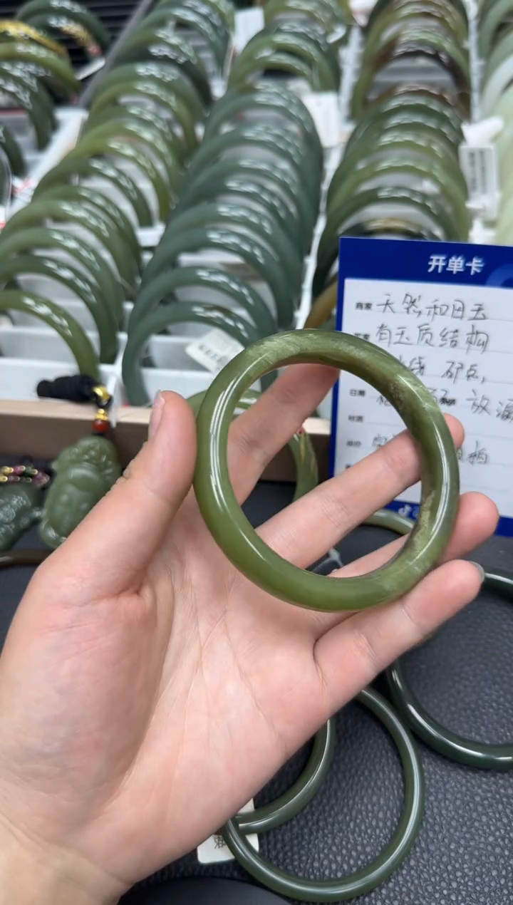 【闪购商品】和田玉手镯未镶嵌65天然和田玉有天然结构