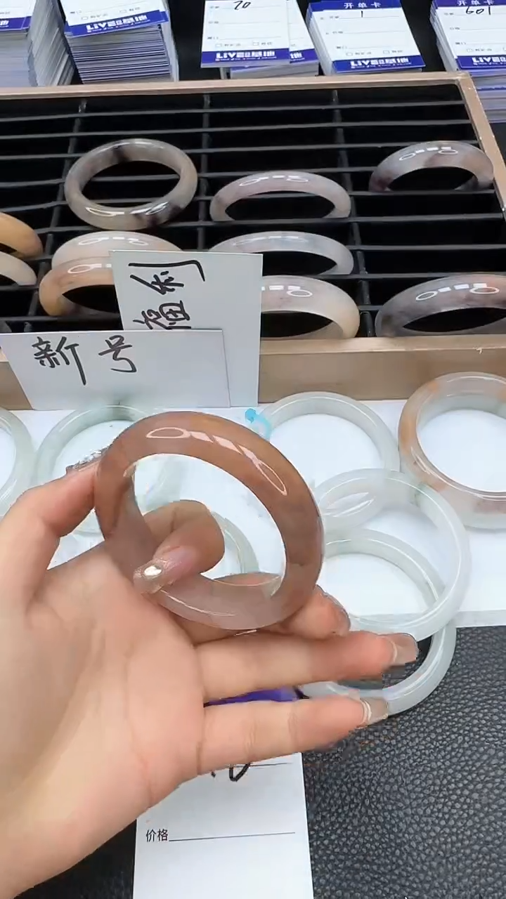 【闪购商品】石英质玉手镯未镶嵌48