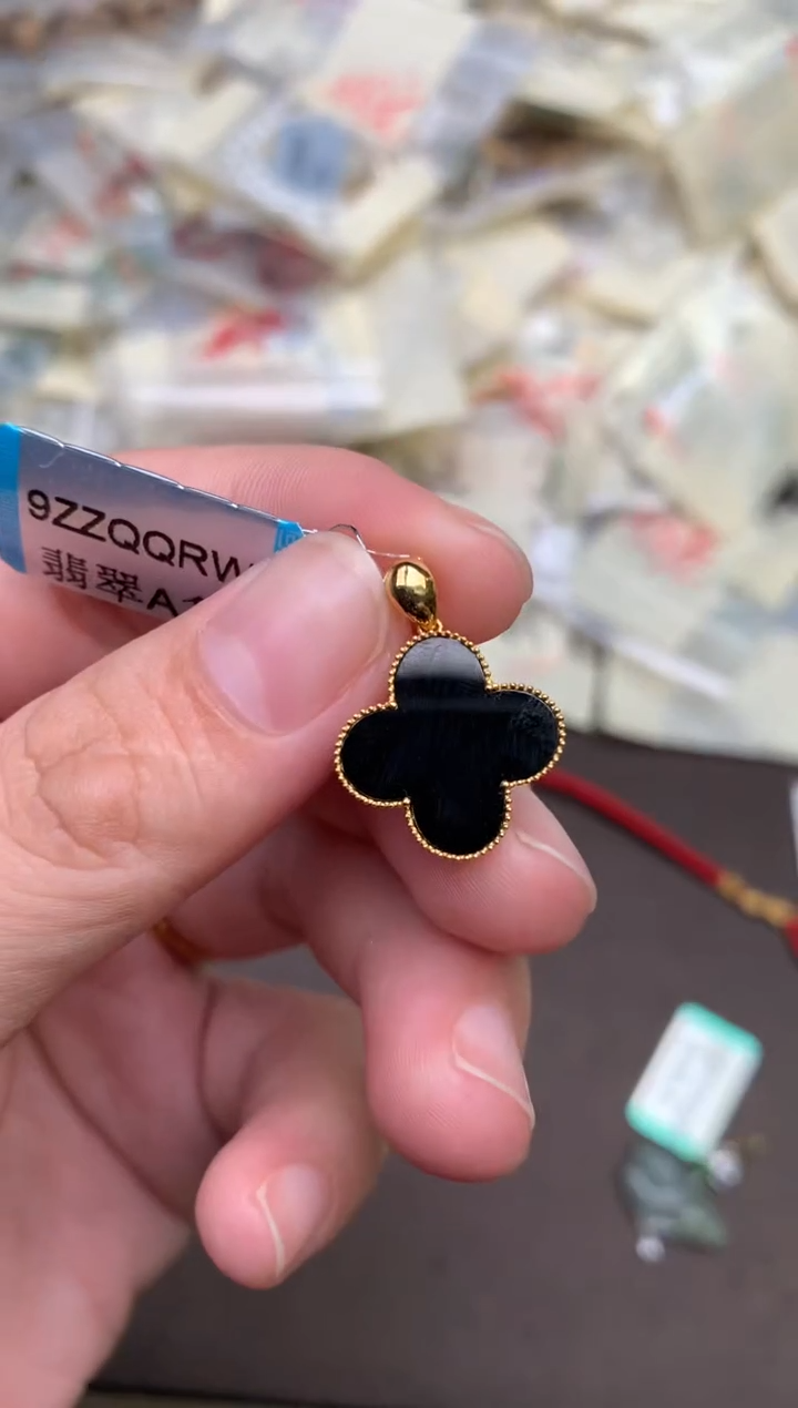 18K金镶嵌挂件翡翠一