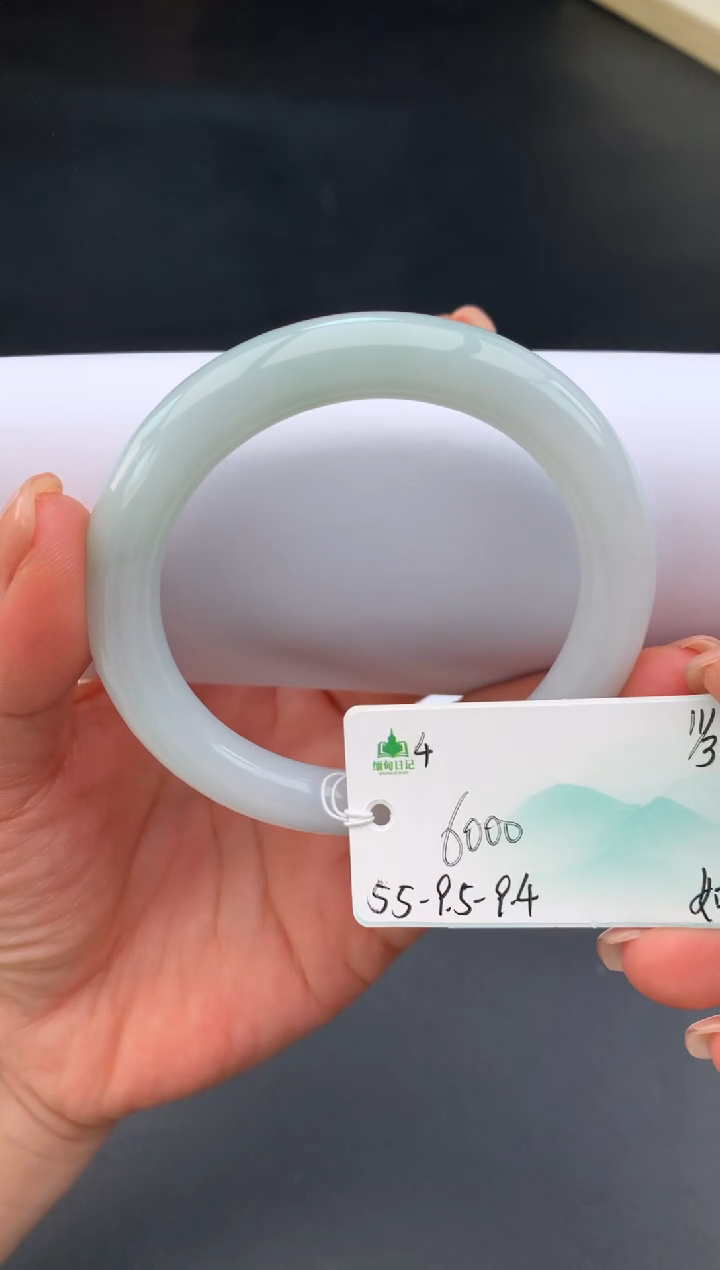 【闪购商品】翡翠手镯未镶嵌女神节#送礼#，下单联系客服核对地址~