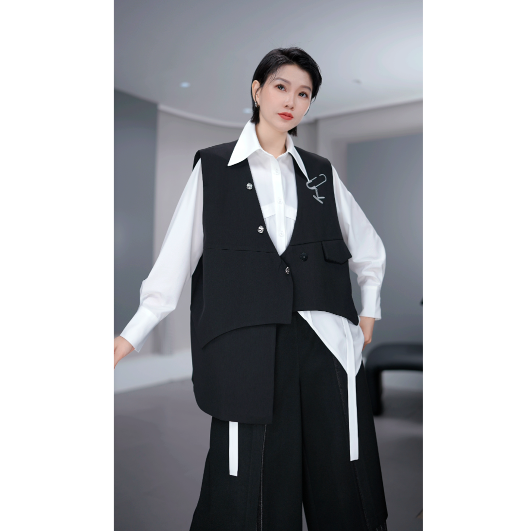 鑫鑫2025秋季新款小众炸街高级感女装不规则设计刺绣百搭马甲1561