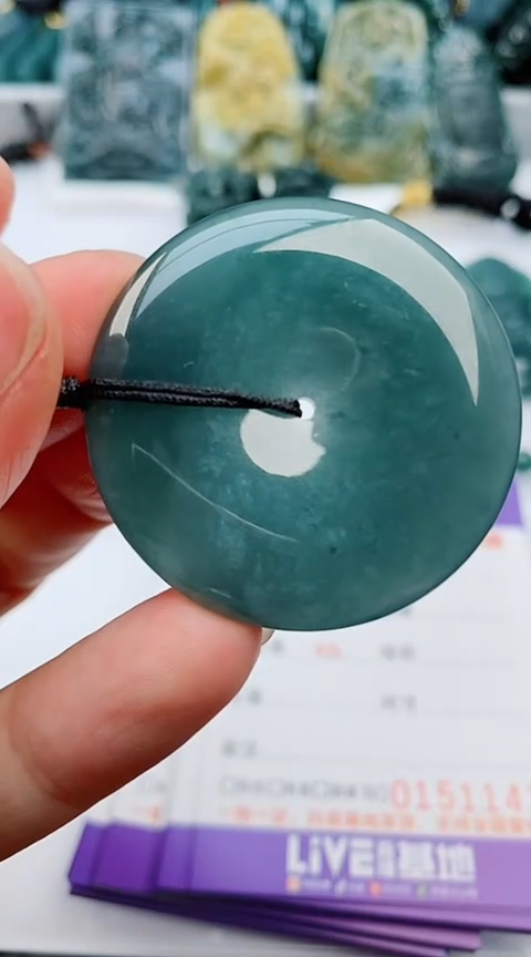 翡翠未镶嵌颈饰             