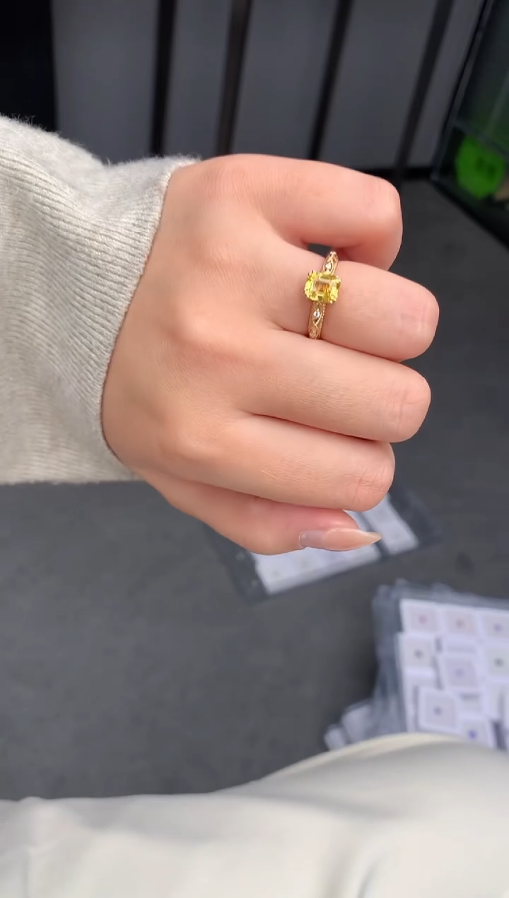 【闪购商品】彩色蓝宝石戒指18K金镶嵌1.6ct黄蓝宝戒指