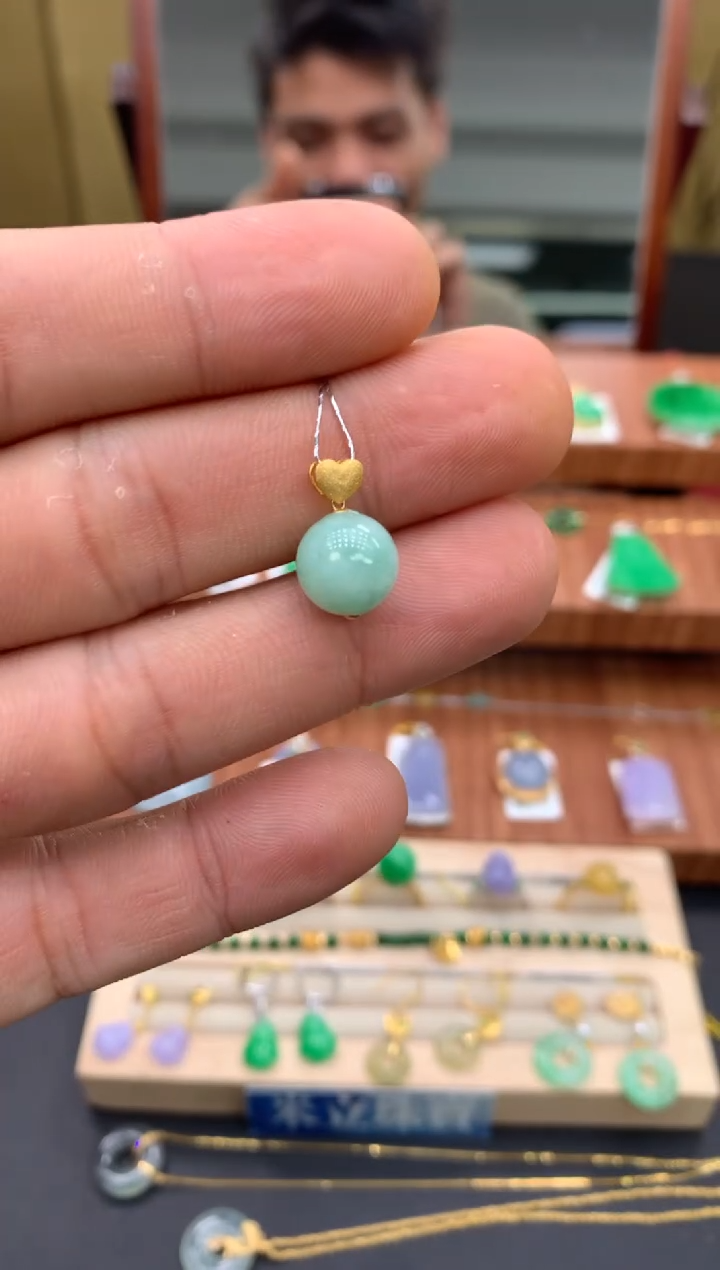 颈饰18K金镶嵌翡翠圆珠