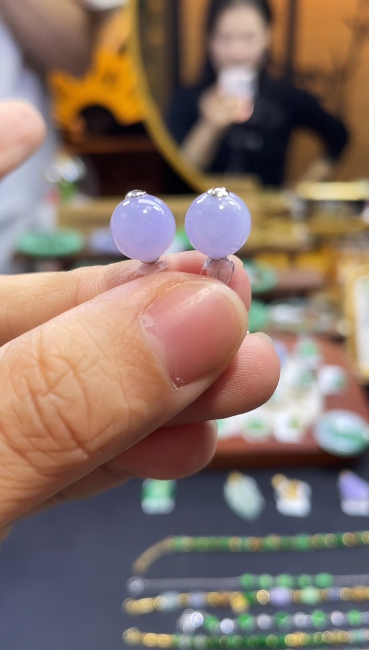 颈饰18K金镶嵌翡翠耳钉