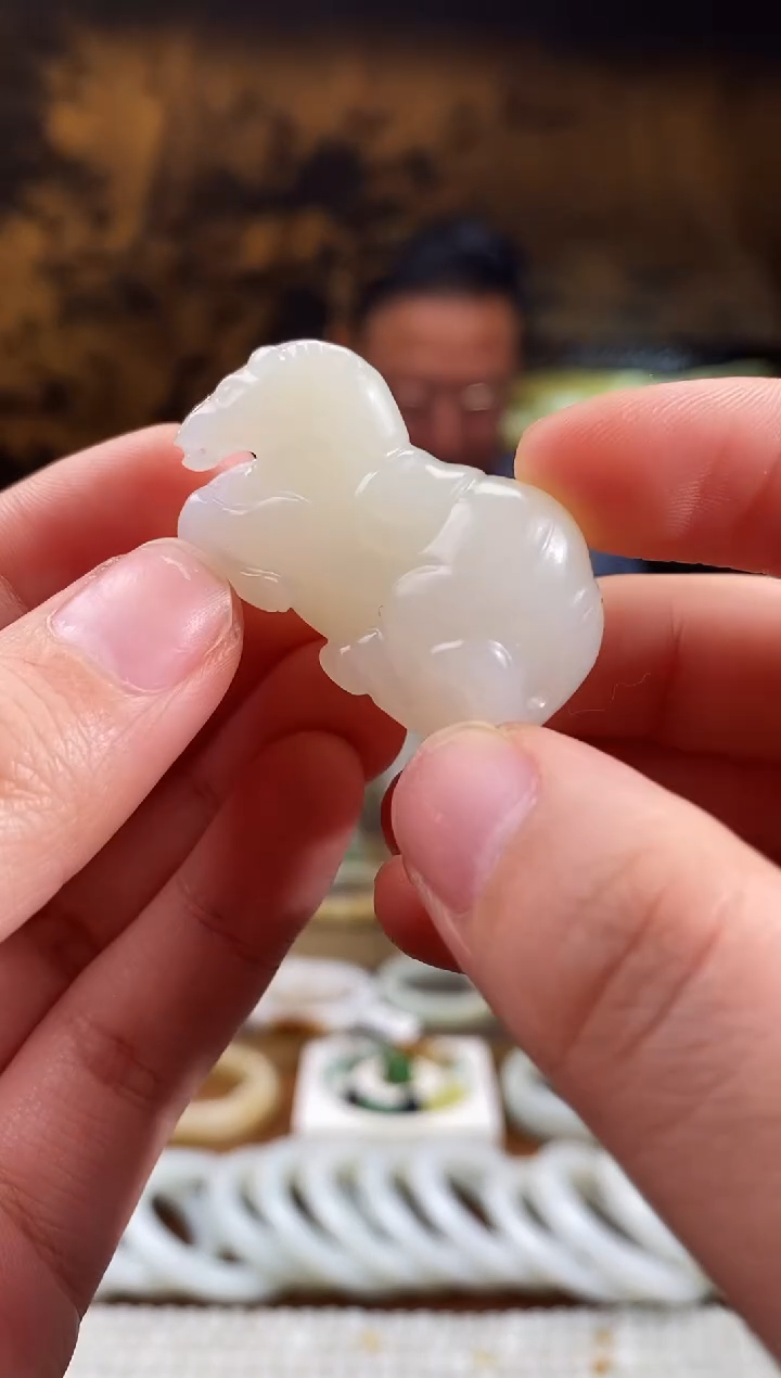 颈饰未镶嵌和田玉且末糖白 马