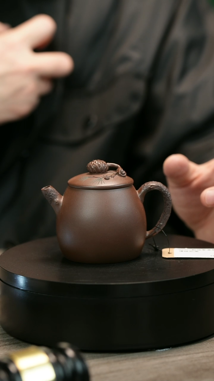 茶壶紫砂高*庄H2366赵信军底槽青堆绘松果