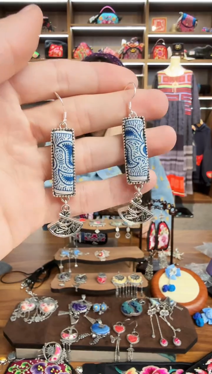 【闪购商品】织绣222蒙阿苏苗绣传承