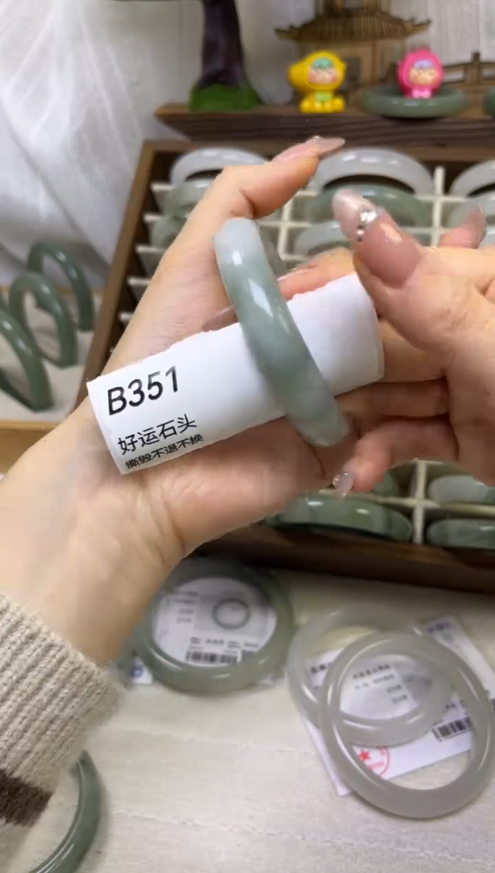 未镶嵌手镯石英质玉微瑕b351