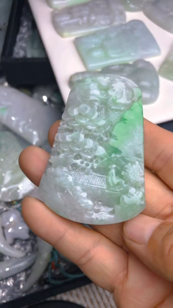 【闪购商品】翡翠吊坠(赠链)未镶嵌飘绿山水