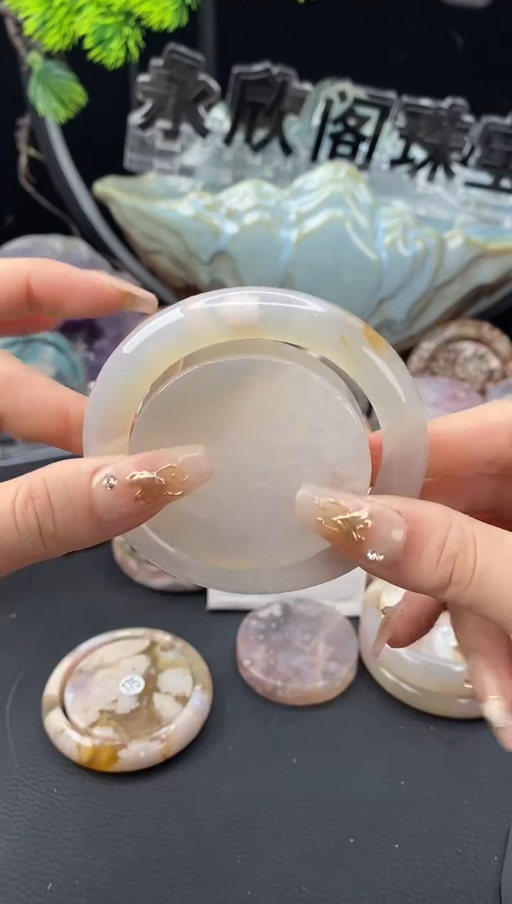 石英质玉未镶嵌手镯（圆镯）56