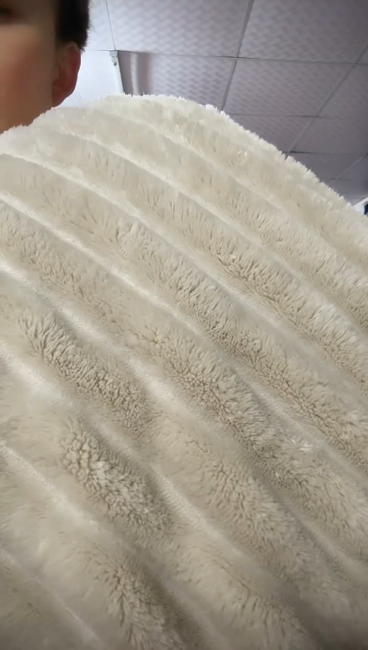 法兰绒香槟色毛毛虫加绒毛毯2.3*2