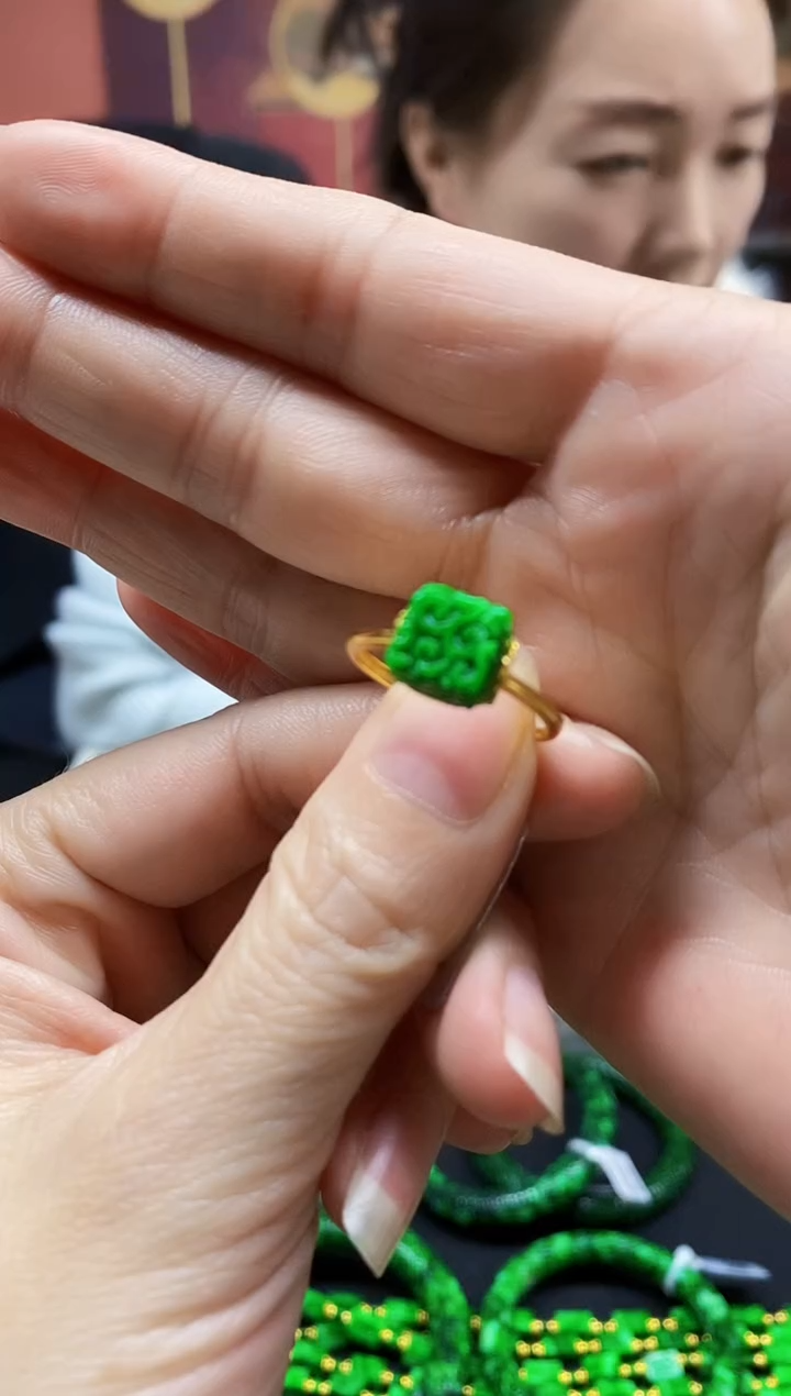 颈饰未镶嵌翡翠?翡翠戒指