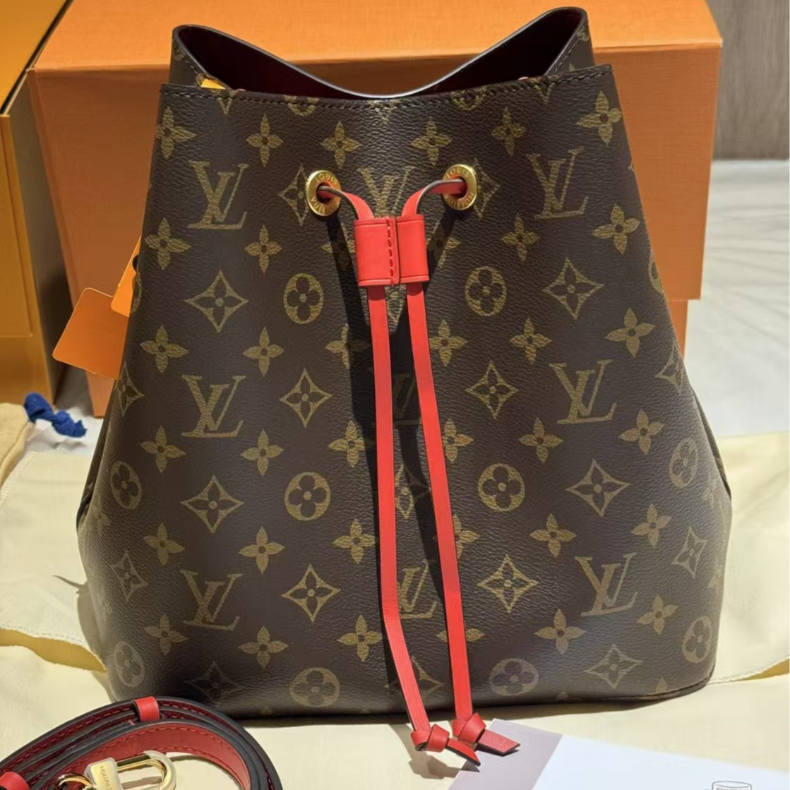 99新 LouisVuitton/路易威登 经典红内里老花水桶奢侈拼色单肩包