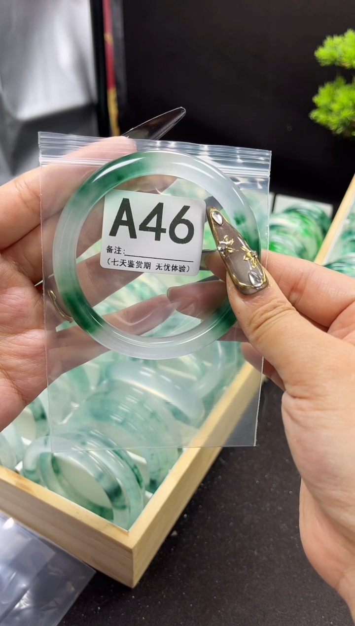 【闪购商品】石英岩玉手镯未镶嵌A46